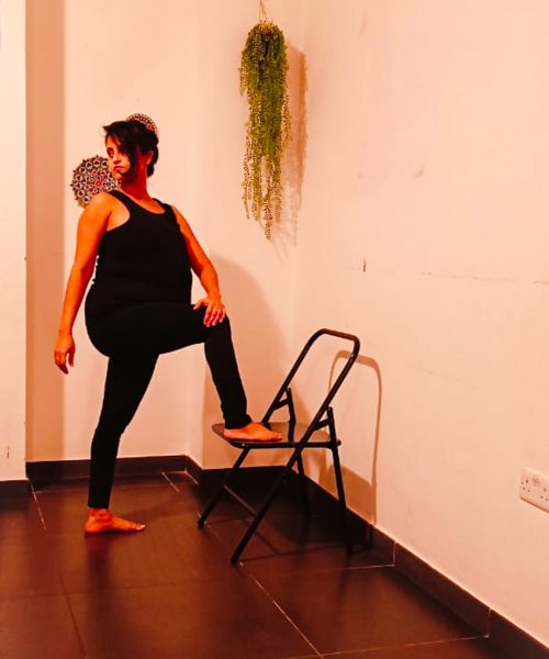 PRENATAL YOGA TWIST Image of a pregnant lady practicing Twist